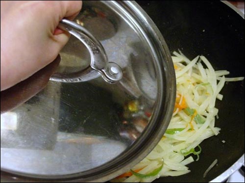 밥에 뜸을 들이듯 감자볶음을 할 때에도 살짝 뜸을 들여주세요. 훨씬 맛이 좋아집니다. 